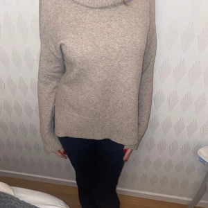 Tjocktröja, storlek : xs-m lite (over-size) - Bege/ brun med vitt. Har en krage som är ribbad. Öppen slits på sidan typ 10cm