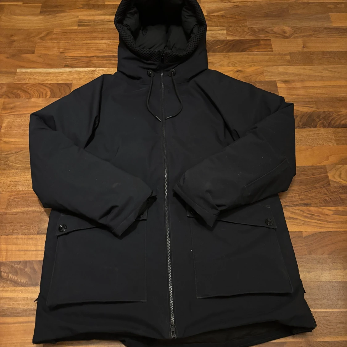 Svart vinterjacka med luva 