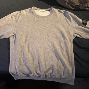 Grå sweatshirt från Stone Island - Använd minimalt, skick:9/10