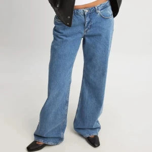 Low waist baggy  - Så snygga lågmidjade raka / baggy jeans från nakd i nyskick. Passar långa personer. Är 160 och de är för stora och typ 20 cm för långa !