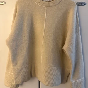Beige tröja från Zara - Säljer en stilren beige tröja från Zara. Tröjan har en rund halsringning och långa ärmar med ribbade muddar. Perfekt för en avslappnad och trendig look.