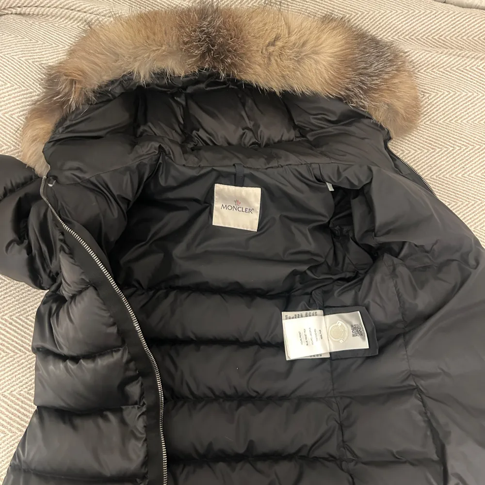 Äkta Moncler jacka, bälte till jackan tillkommer, äkta päls. . Takit.