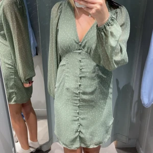 Grön och vit prickig klänning - Grön klänning med vita prickar från Vero Moda. Slutsåld på hemsidan, original pris 449kr och endast använd en gång💓(lånad första bild)