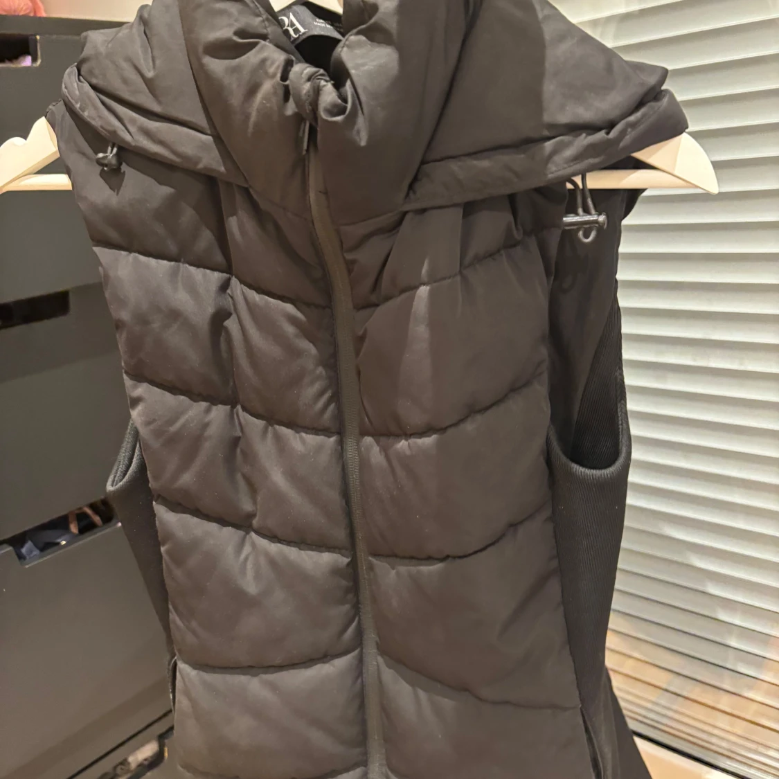 Svart dunväst med huva - 91