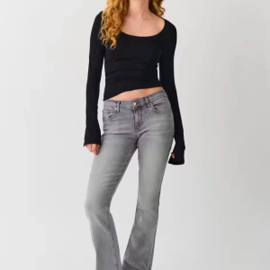 Grå jeans med bootcut - Snygga grå jeans med bootcut-stil och låg midja. Perfekta för en avslappnad look. De har en klassisk femficksdesign och en bekväm passform.