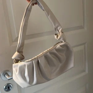 Nelly Väska - Liten beige väska från Nelly