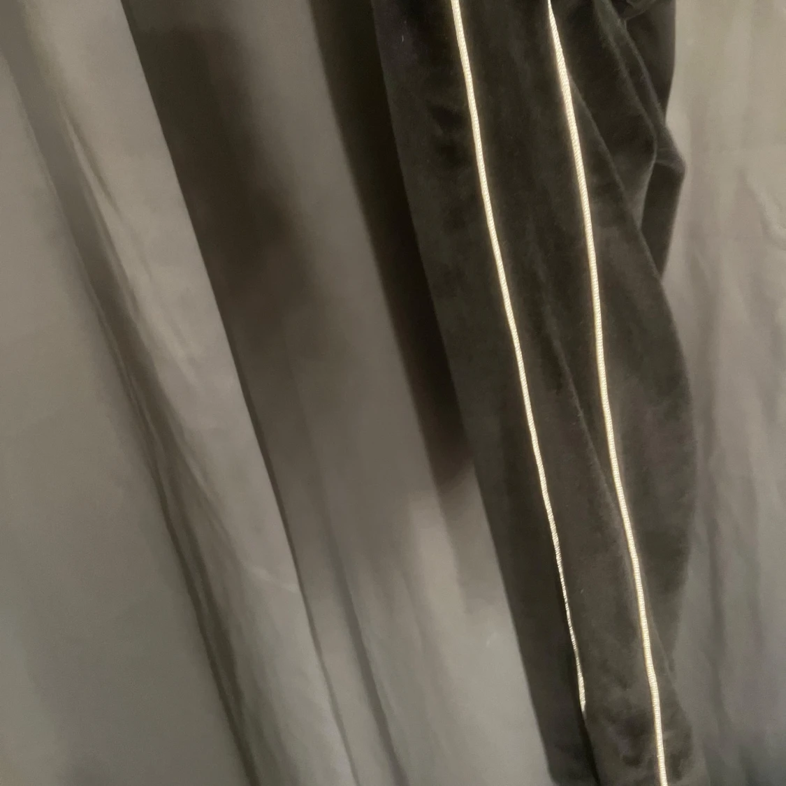 Svart velourjacka från Guess - 90