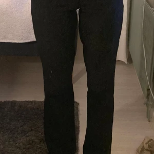 Kostymbyxor - Säljer dessa super snygga kostymbyxorna med mid/high waist då de inte är min stil längre men jag tycker dem är så så så fina fortfarande. Finns detaljer på baksidan som ser ut som fickor och sedan två fickor fram. Andvända kanske 4 gånger?💗