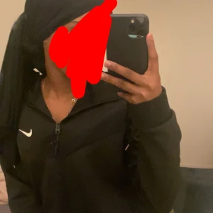 Nike kofta - Snygg svart träningsjacka från Nike med dragkedja och långärmad design. Perfekt för träning eller en sportig look. Nike-loggan syns tydligt på bröstet och ärmen. Storlek S Jätte fin passning men kan passa M men kmr vara lite tajt för M