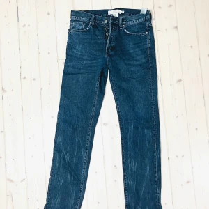 Blå slim fit jeans från L.O.G.G. - Snygga blå slim fit jeans från L.O.G.G. med klassisk design. Perfekta för en stilren look. De har en knappgylf och är tillverkade i ett bekvämt denimtyg.