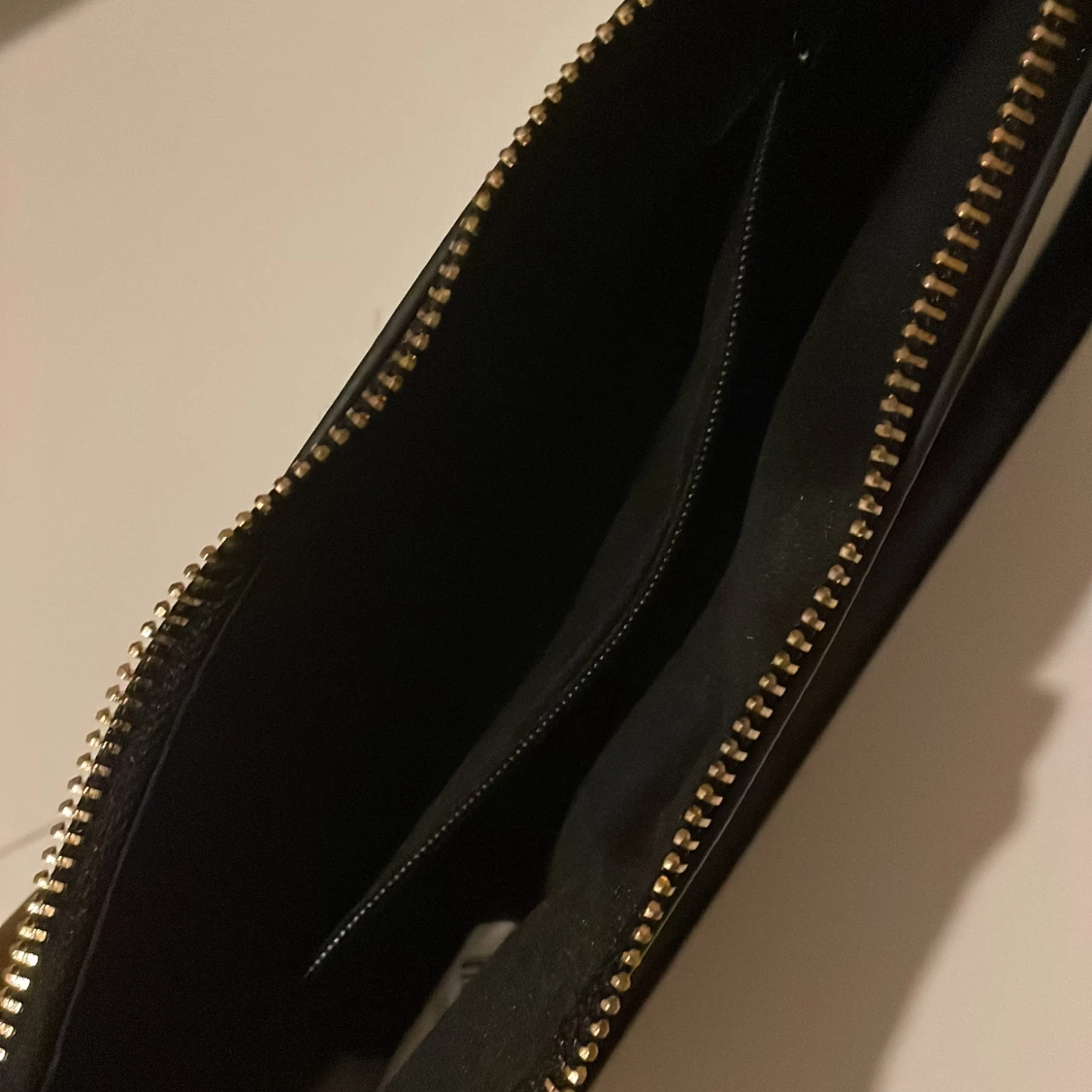 Svart axelväska med krokodilmönster - 92