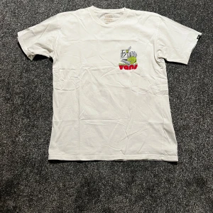 Vit T-shirt från Vans  - Är i bra skick, endast använd ett tiotal gånger. Storlek M men passar S. Nypris ligger runt 300-400kr