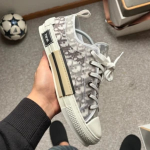 Dior b23 - Storlek 44 sitter som 43 (ingen box)