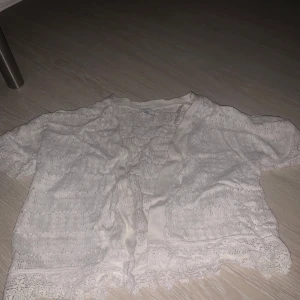 Vit spetsbolero från Lindex Kids - Säljer en söt vit spetsbolero från Lindex Kids. Den skulle nog även vara jättefin till ungdomar som vill ha korta toppar som en fin detalj på sin outfit❤️ Den är i storlek 146/152