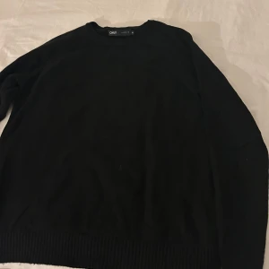 Svart tröja från Only - Säljer en stilren svart tröja från Only. Tröjan har långa ärmar och en klassisk rund halsringning. Perfekt för en enkel och snygg look.