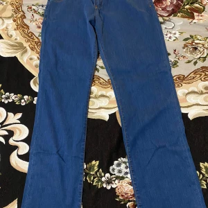 Blå jeans från Brunello Cucinelli - Snygga blå jeans från Brunello Cucinelli med klassisk design. De har en rak passform och är tillverkade i Italien. Perfekta för en stilren look.