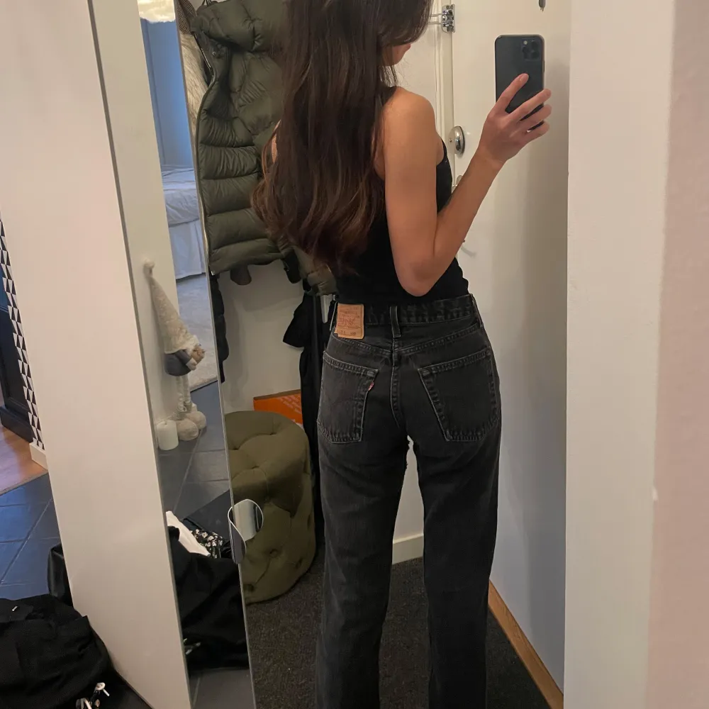 Snygga gråa Levis jeans med mid midja och modellen 501 Strl w26 och är uppsydda för mig som är 164 cm lång. De är köpta second hand och har slitage på sin färg men jag tycker att de gör jeansen ännu snyggare. Finns slitage mellan låren men det är lagat så inga hål eller liknande finns på de.. Farkut & Housut.