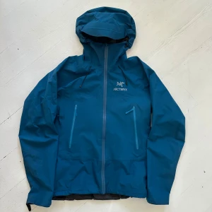 skön arcteryx skaljacka - shelljacket från arc’teryx. storlek s sitter som m, jag är 183 och den sitter bra. självklart äkta, köpt på outlet för 3 år sen.