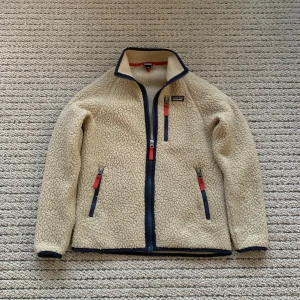 Patagonia fleece barn 149 - Patagonia fleece i barn storlek 149- 12 år. Härligt plagg nu till hösten
