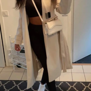 Beige kappa  - En lång beige kappa, använd minst 2 ggr därav säljs.