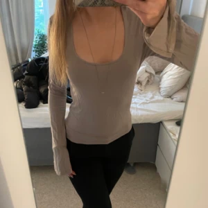 Topp gina tricot - Säljer denna fina topp från Gina tricot då den inte kommer till användning längre. Inga defekter 💞