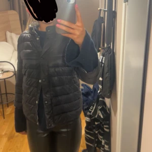 Trekvarts jacka  - Säljer denna herno liknade jacka då den är lite liten på mig köpt här på Plick. Den är vi väldigt bra skick. Andra bilden är lånad.  