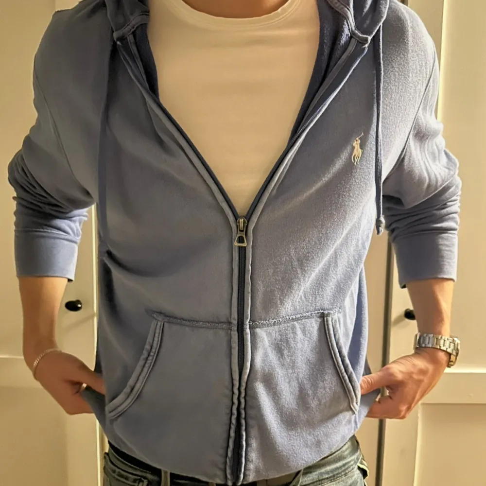 Säljer denna zip hoodie från Ralph Lauren | Perfekt skick, sparsamt använd | Storlek Medium | Bara att höra av dig vid fundering. Hoodies.