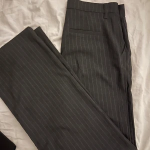 Kostymbyxor från pull&bear - Fina kostymbyxor med vida ben.