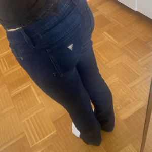 Lågmidjade bootcut jeans - Snygga lågmidjade bootcut jeans i mörkblå. Är i storlek w26 men passar mig som har w28💕 Köpta för ca 700 kr. Skriv för fler bilder