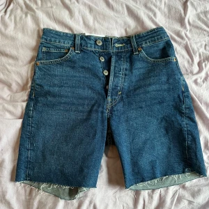 Jeans shorts - Jeans shorts från H&M som är helt nya! De är lite längre i modellen i benen som jag själv älskar när mina ben lätt rör vid varandra. Storlek 38 och modell loose fit🎀 Säljer för 70kr