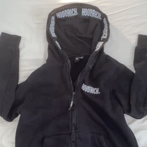 Hoodrich helzip hoodie - Fin hoodrich helzip hoodie perfekt till kyligare dagar❄️ passar fint med en väst 