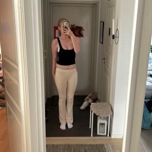 Utsvängda byxor - Fina utsvängda byxor bara använda en gång innan, lite genomskinliga