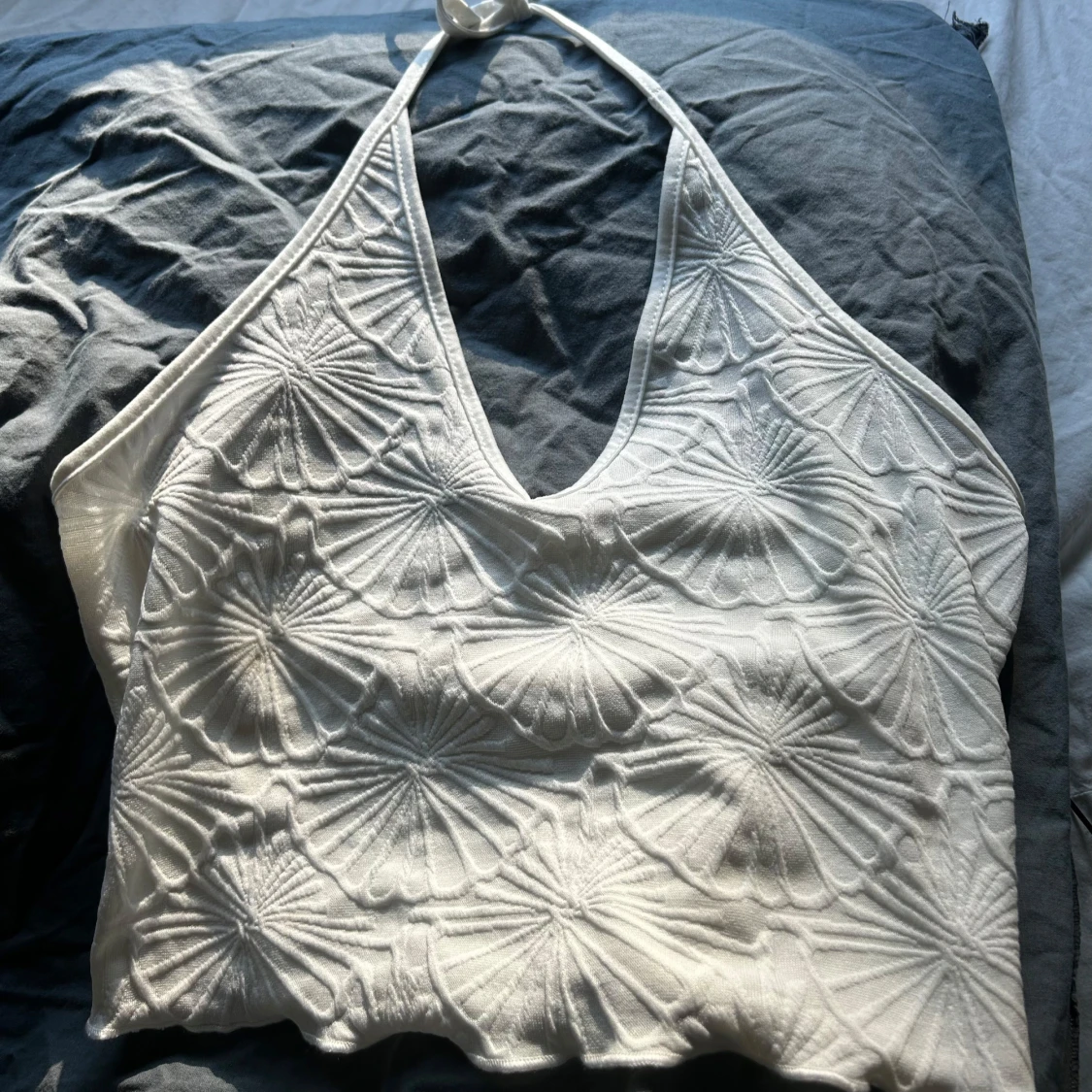 Vit halterneck topp med blommönster