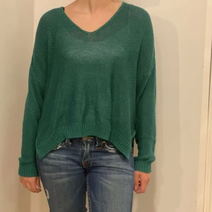 Kofta - Vacker grön kofta från H&M i storlek M, säljes då den ej kommer till användning. Den är lite oversized men ändå stylish, passar perfekt till dig som är Stockholmstil. Pris går att diskutera och kontakta gärna innan köp eller för mer info/frågor