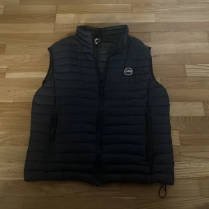 Colmar väst - Tjena, säljer nu denna as feta västen. Använd fåtal gånger men med inga defekter. Skriva vid funderingar!🙌