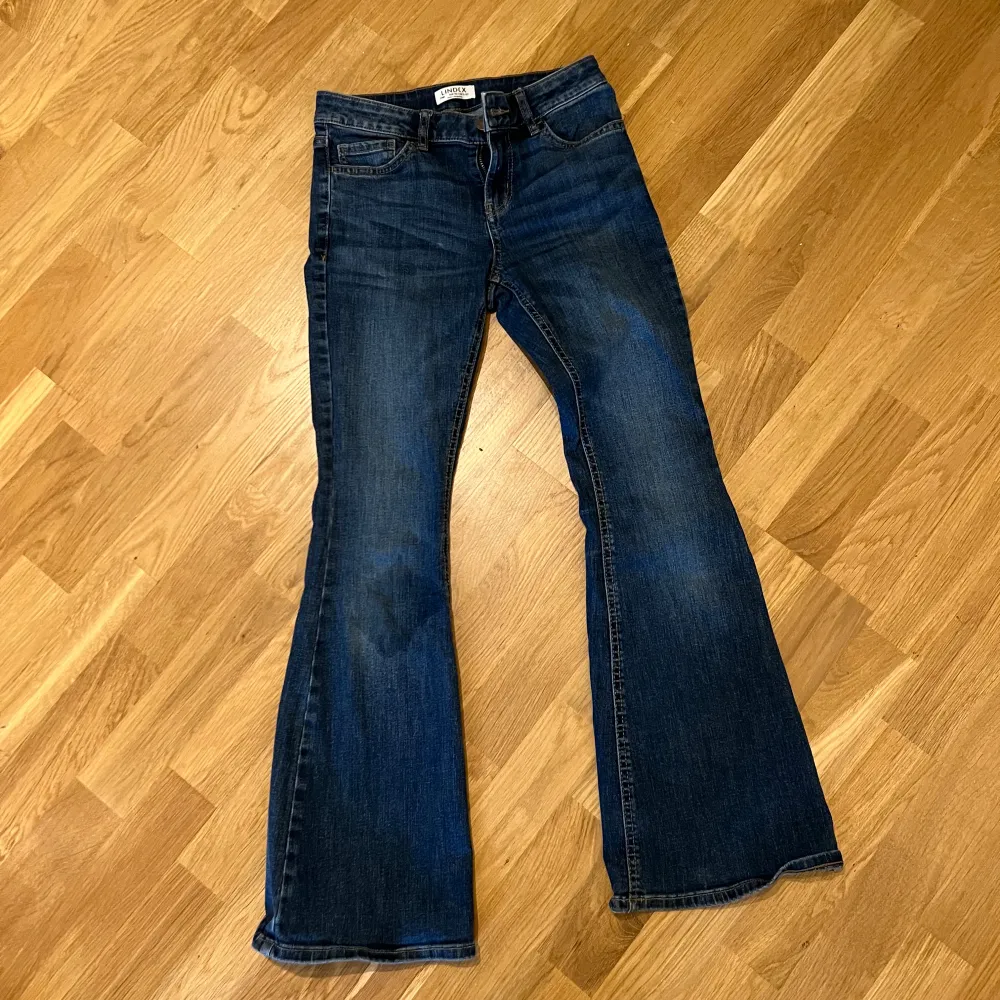 Mörkblå utsvängda jeans strl 152. Från Lindex. Jeans & Byxor.