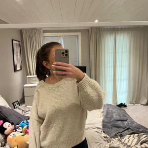 Stickad tröja - En stickad tröja från Zara, storlek S. Använder den inte och därför säljer jag den👍