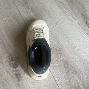 Vita sneakers från Pepe Jeans - Säljer ett par snygga vita sneakers från Pepe Jeans. De har en klassisk design med snörning och en bekväm passform. Skorna är i nyskick och har en stilren look som passar perfekt till både vardag och fest. Sulan är i gummi med bra grepp. 