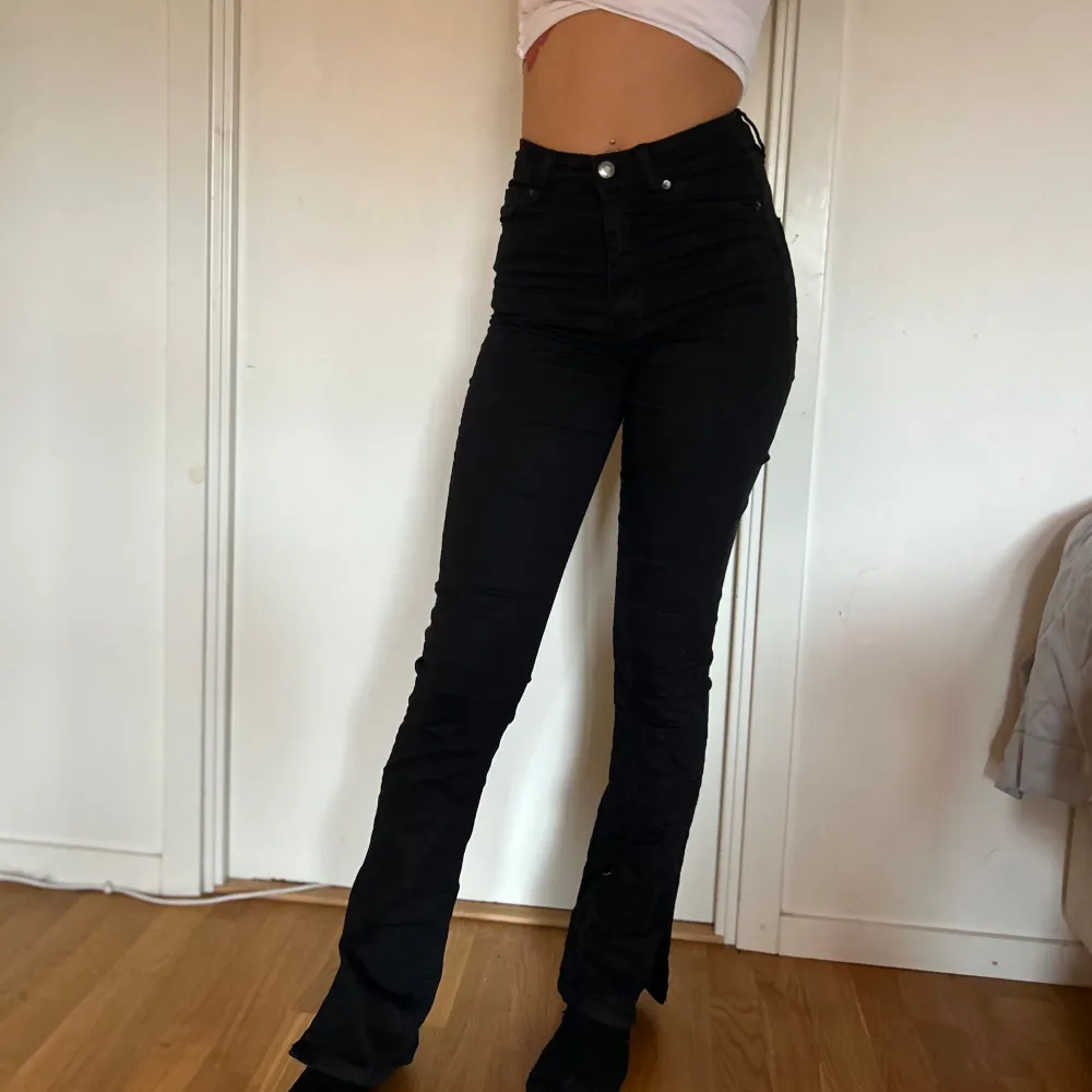 Säljer dessa svarta jeans med slits i storlek xs då dom ej kommer till användning längre! Dom är i fint skick och finns inga defekter.. Jeans & Byxor.