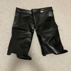 Svarta boots - Mycket eftertraktade givenchy-liknande boots, perfekta för hösten! Älskar dessa så mkt men köpte en storlek för stor så därav säljs dem😩 endast använda 1 gång (dustbag medföljer)💕 Obs säljer endast vid bra pris!