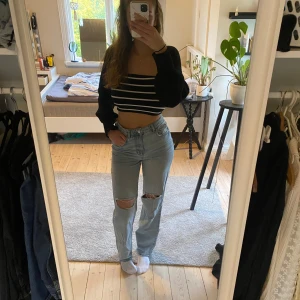 Ljust tvättade jeans med knähål - Använda enstaka gånger Hög midja Waist 27, length 32 OBS! Jag är 177cm som referens