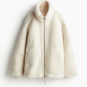 Helt ny Slutsåld populär cremevit Teddyjacka - Säljer denna slutsålda teddyjacka! Står olika storlek på lapprna men har jämfört med andra jackor i samma modell och skulle säga att storlek S stämmer! 