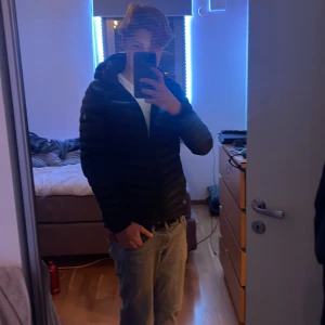 Peak performance jacka  - Snygg jacka perfekt för nu på hösten och vintern den är i bra sick med några små fläckar som man knappt märker😀😮‍💨passar mig som är 177. Priset kan diskuteras💸