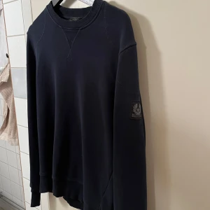 Belastaff sweatshirt  - Säljer min belstaff sweatshirt då den inte är min stil. Fint skick, inga skador. Den är i storlek S och har normal passform. Skriv för fler bilder.