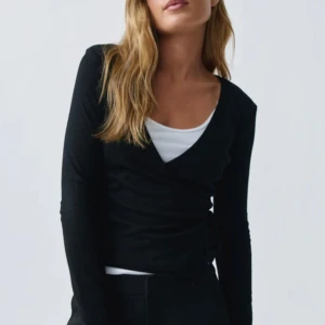 Topp - Jättefin topp/kofta med snörning runt midjan, helt oanvänd med prislapp. Slutsåld på hemsidan💞💞