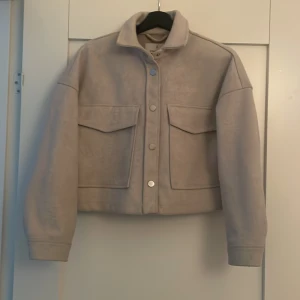 En stradivarius kappa som är beige.bra skick  - Den e väldigt fin, men jag kan tvätta den och ta bort allt nopprigt på den innan jag skickar iväg den! 