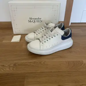 Hej! Säljer dessa Alexander mcQUEEN skor || bra skick 8/10 inga defekter || skriv gärna vid funderingar || pris kan diskuteras!