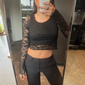 Svart virkad topp - Svart virkad topp.Ej genomskinlig då det är en insydd extra tröja inuti. I gott skick. Sticks inte är super skön! Varumärke Nelly.com  Storlek S