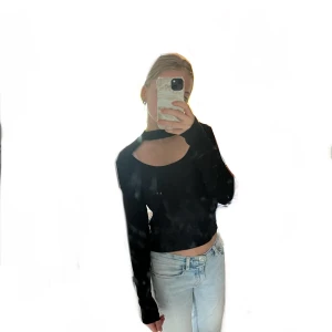 Tight långärmad topp - Säljer denna svarta, långärmade tröjan från Hm. Mycket bra skick. 💕