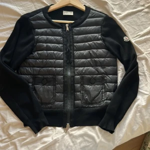 Moncler cardigan - Jätte bra skick. Skickar med bevis så att du vet att det är äkta. Säljer eftersom jag  inte använder längre. Den är i storlek S men väldigt liten i storlek så skulle även passa XS.Kontakta mig om du vill diskutera pris osv övrigt.